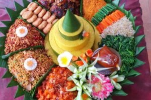 Tumpeng Nasi Kuning Tradisional: Makna, Cara Membuat, dan Tradisi yang Mengakar